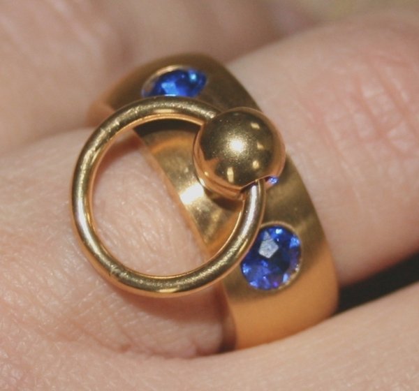 Ring der O mit 2 blauen Glaskristallen, goldfarben